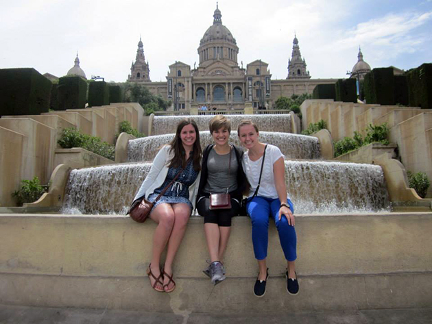 Chelsey Bravenec, Rachel Larson and Michelle Byers in front of the Museu Nacional d'Art de Catalunya